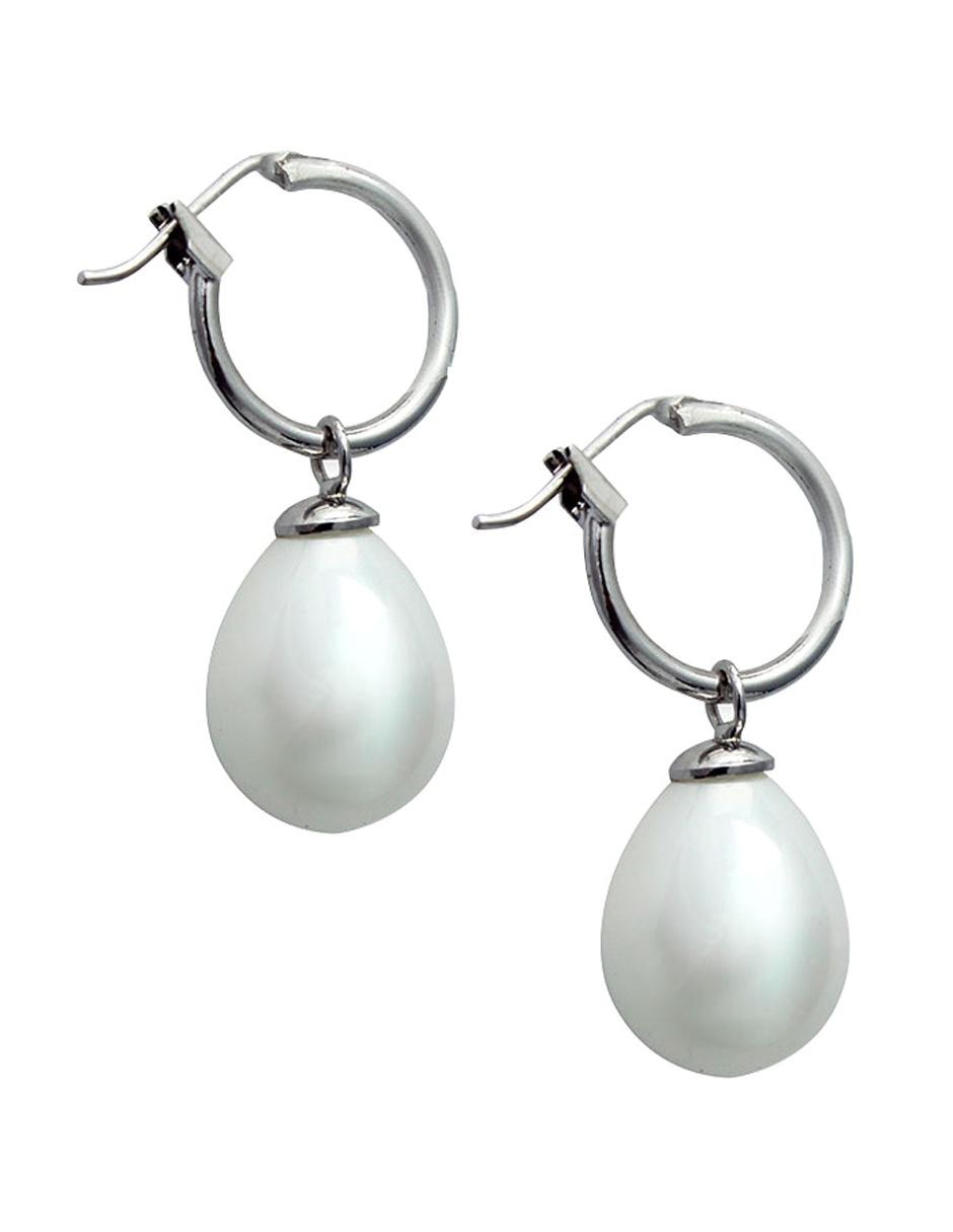 Aretes con acabado brillante perla