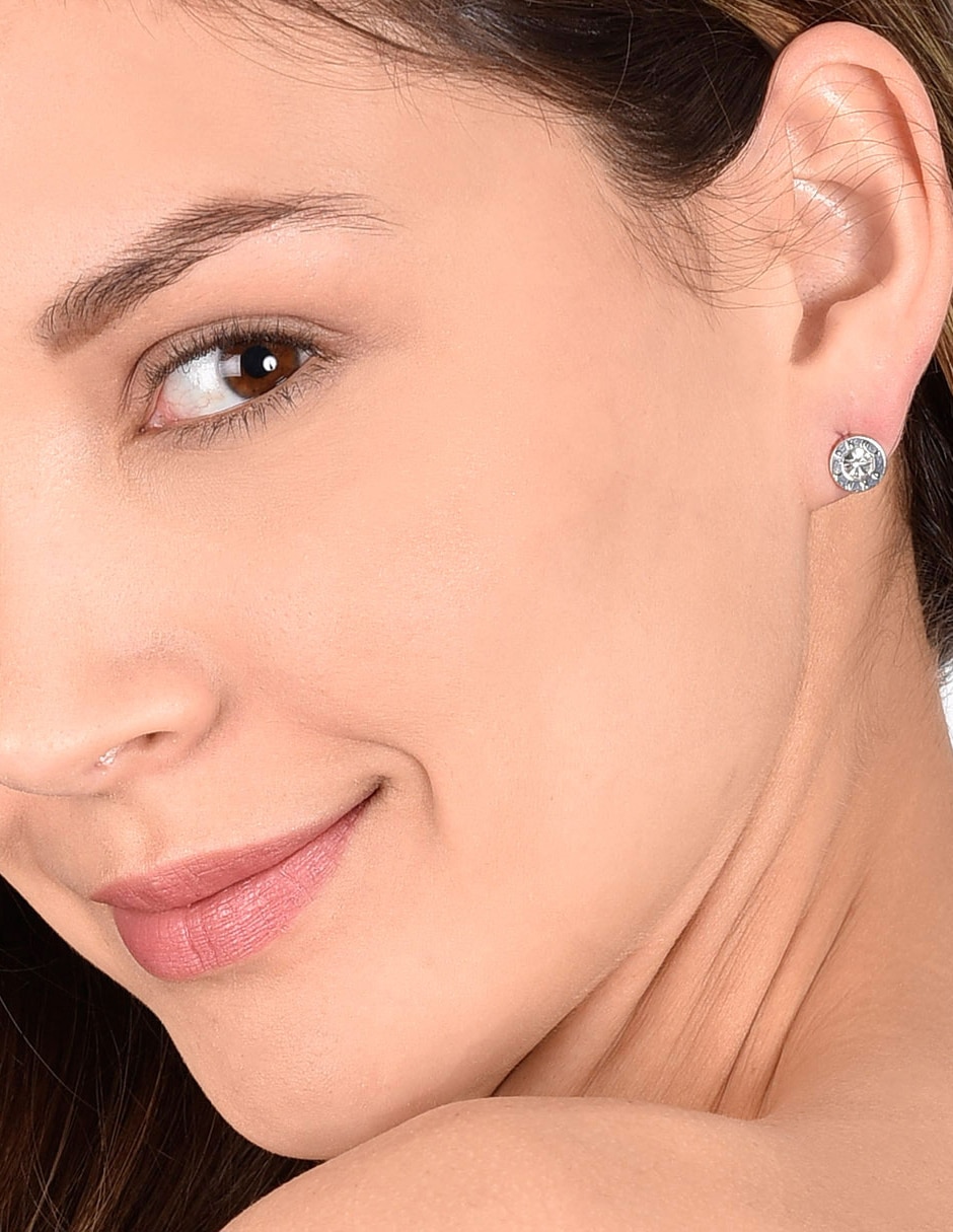 Aretes cortos circulares con acabado brillante cristal 3