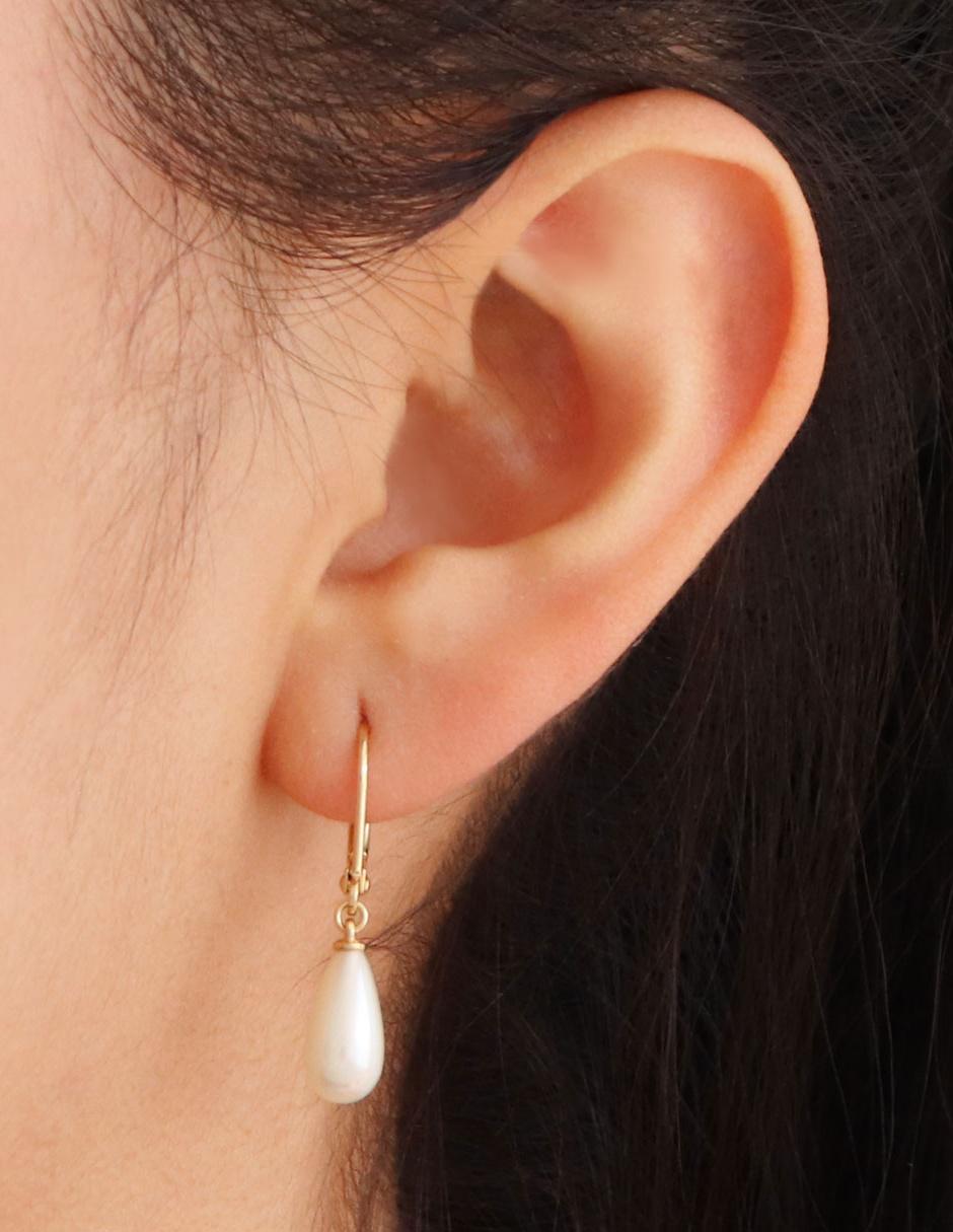 Aretes con acabado brillante perla Aretes con acabado brillante perla