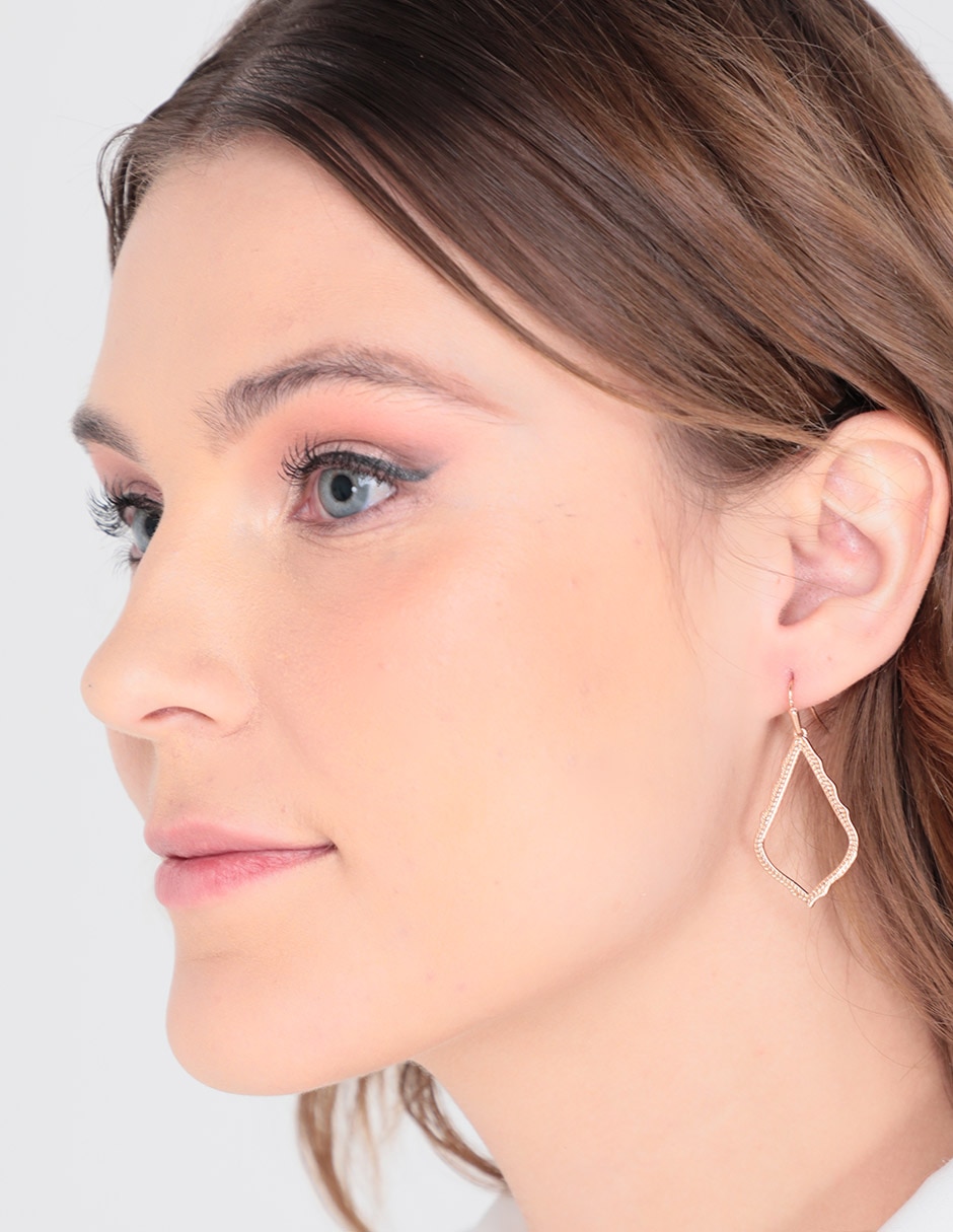 Aretes Kendra Scott con acabado brillante