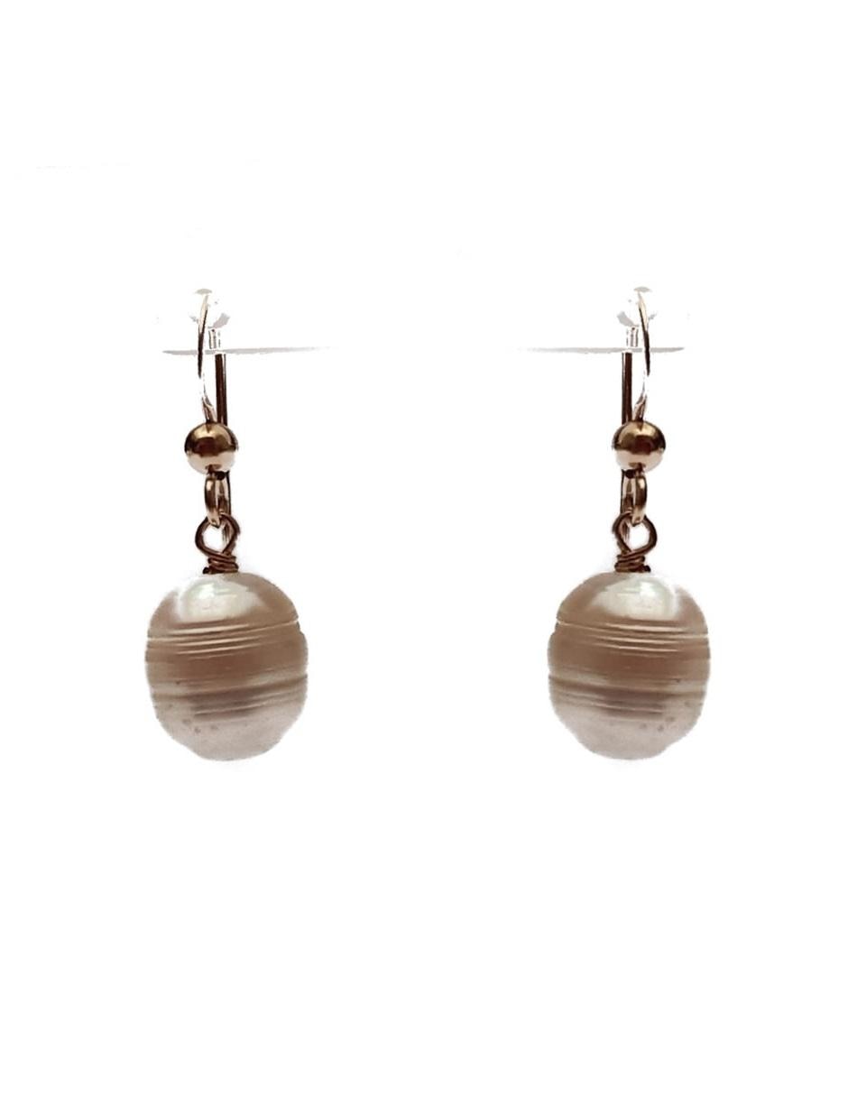 Aretes de oro laminado con acabado brillante perla