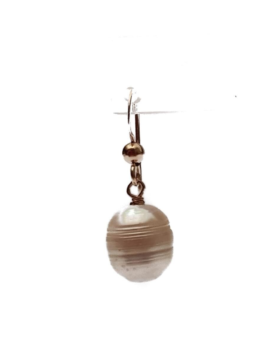 Aretes de oro laminado con acabado brillante perla 2