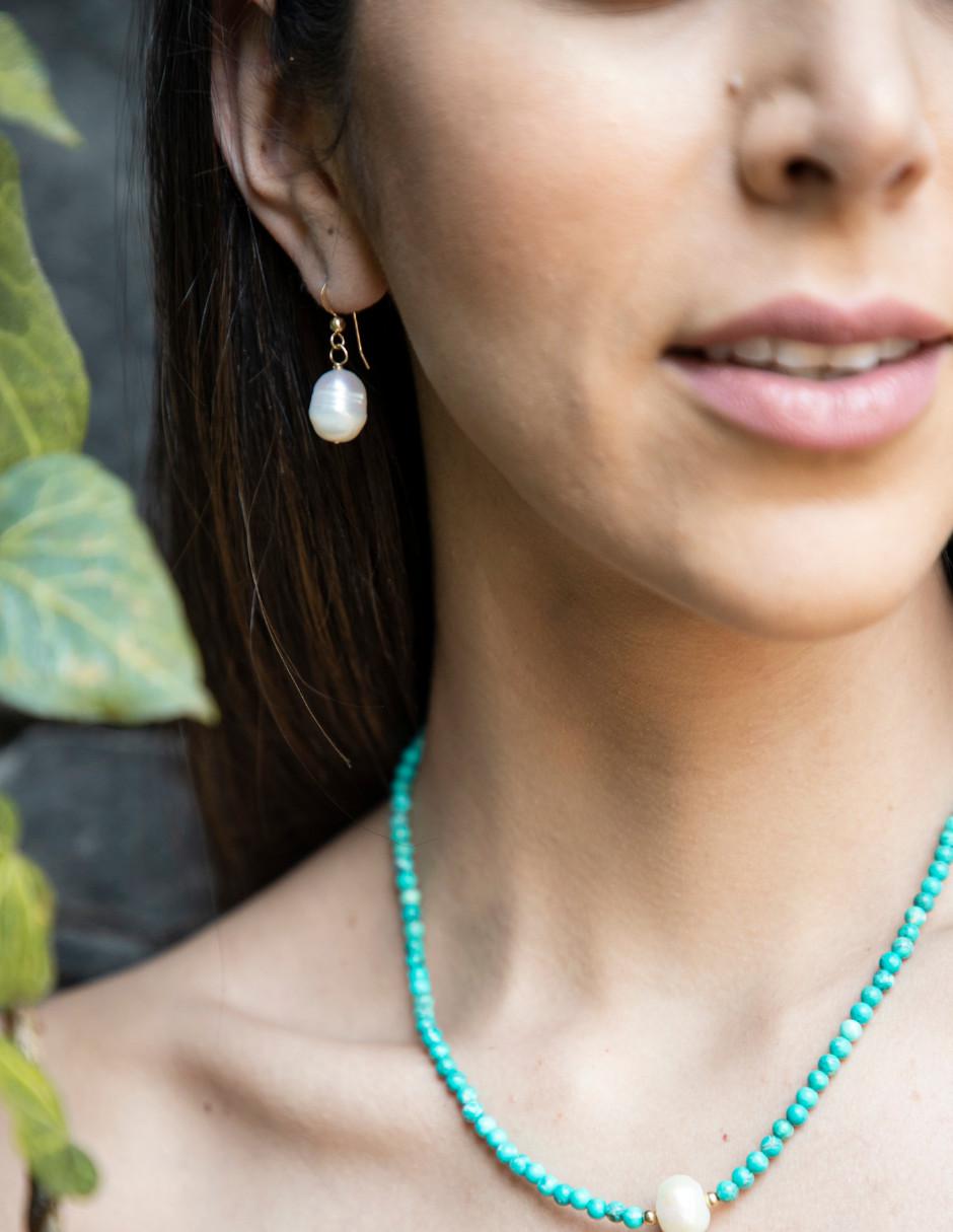 Aretes de oro laminado con acabado brillante perla 3