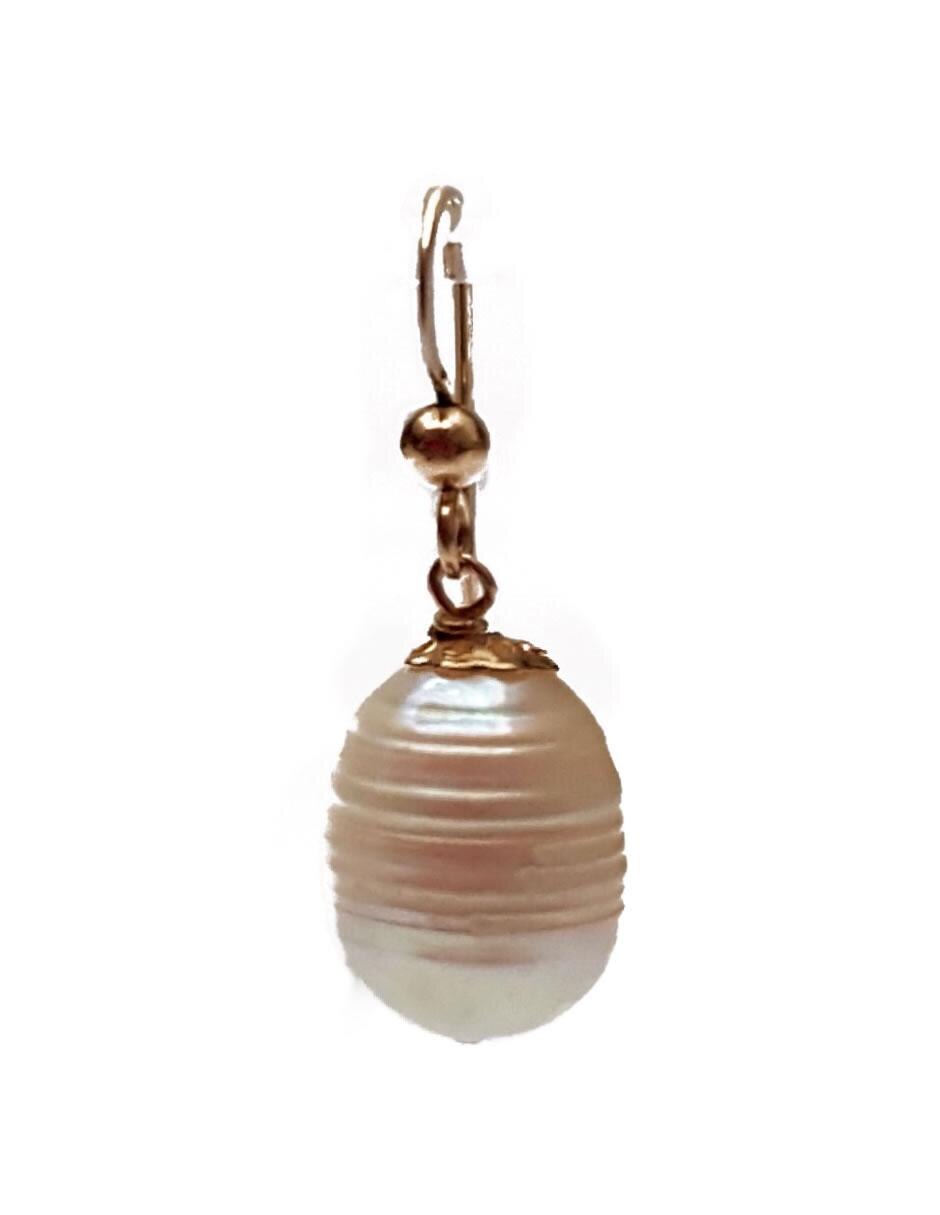 Aretes de oro laminado con acabado brillante perla 2