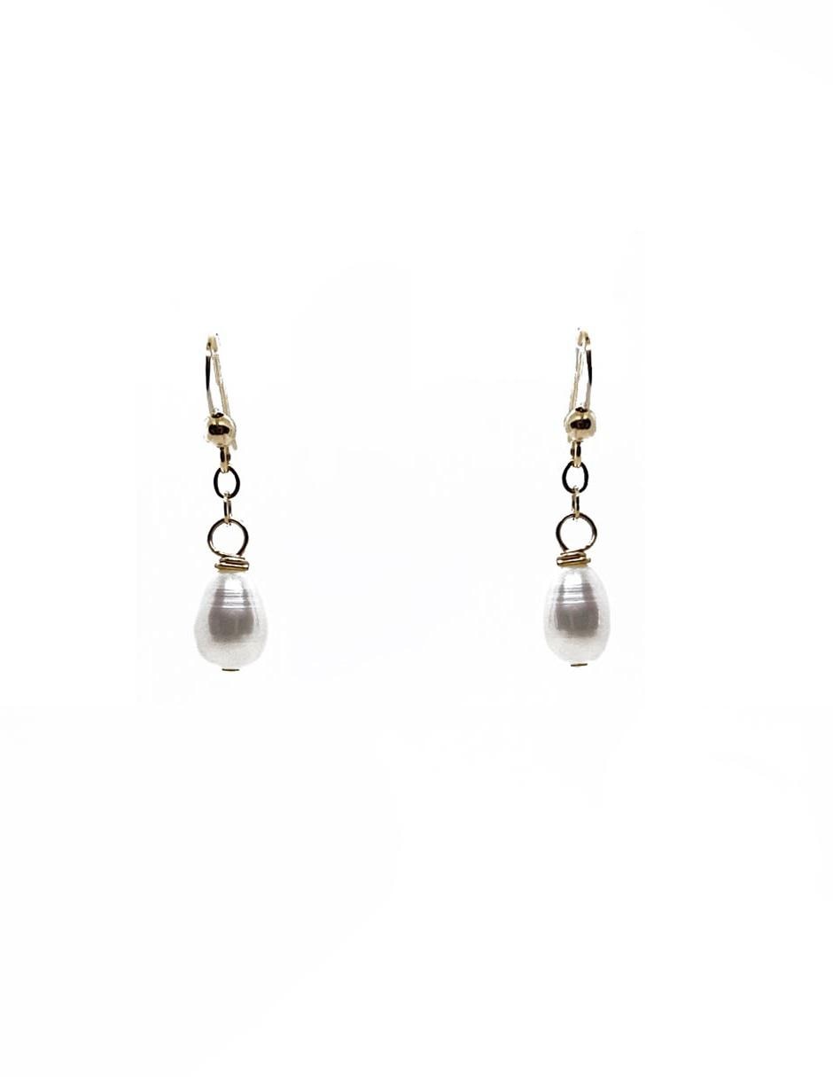 Aretes de gota de oro laminado con acabado brillante perla