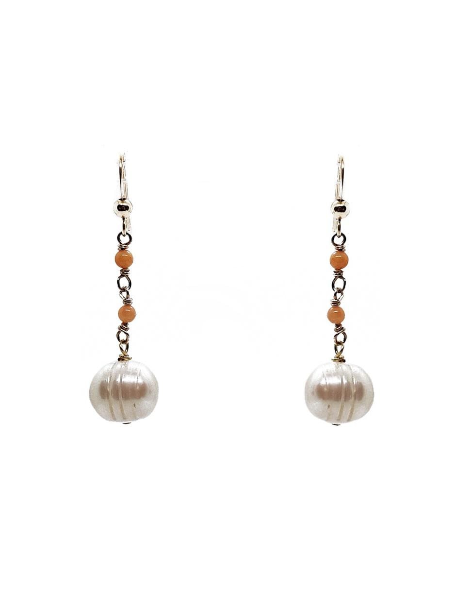 Aretes de coral de oro laminado con acabado brillante perla Aretes de coral de oro laminado con acabado brillante perla