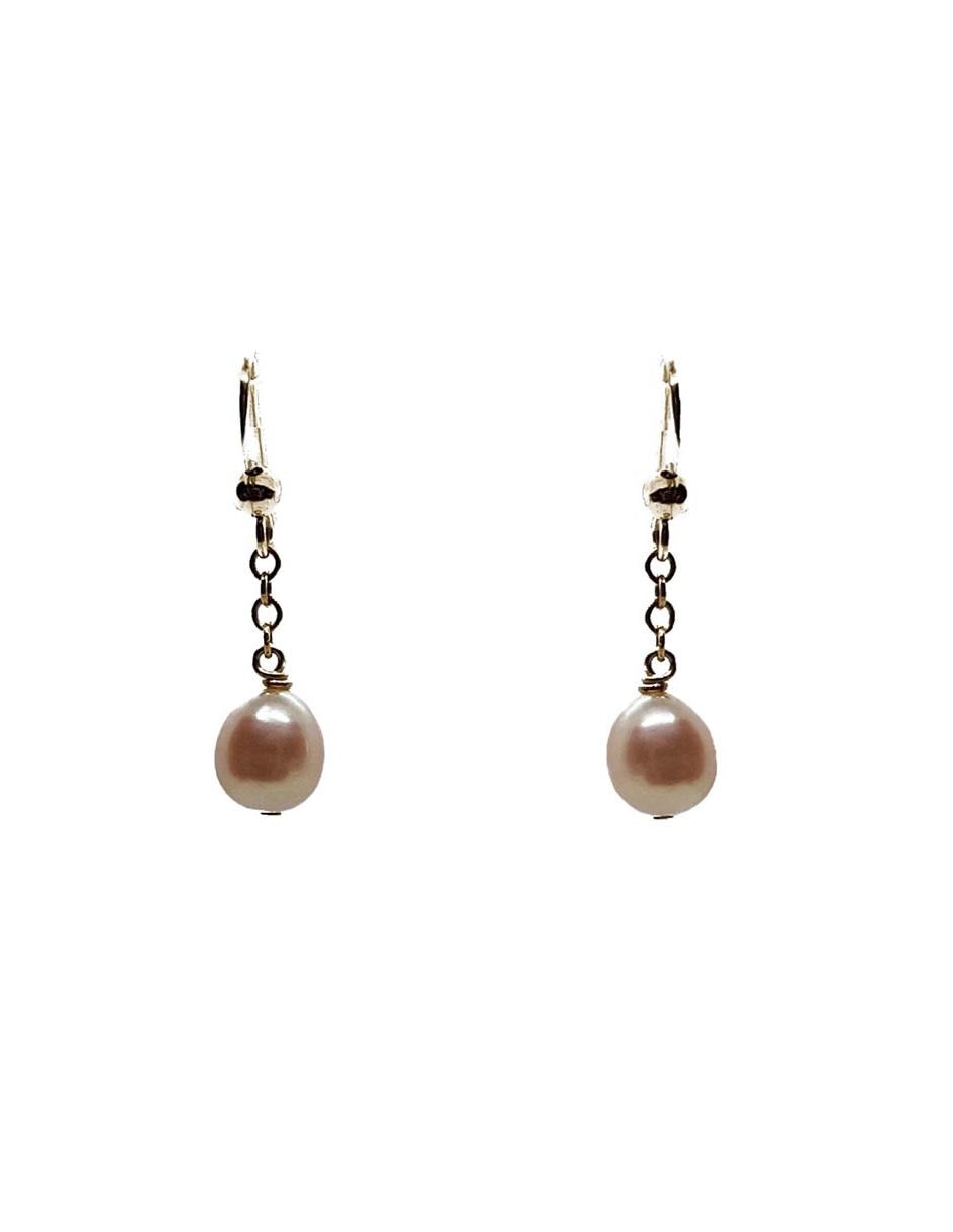 Aretes de oro laminado con acabado brillante perla
