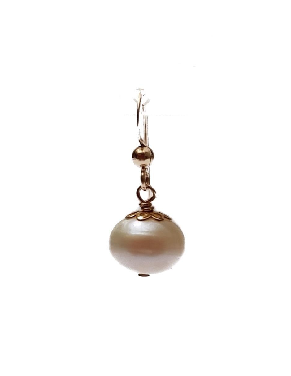 Aretes de oro laminado con acabado brillante perla 2
