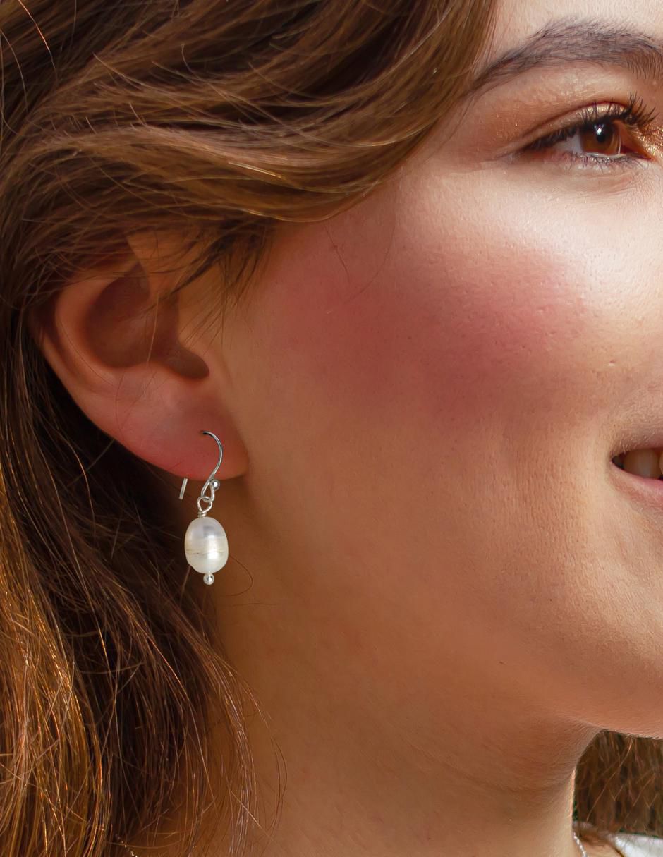 Aretes de gota de plata con acabado brillante perla 2