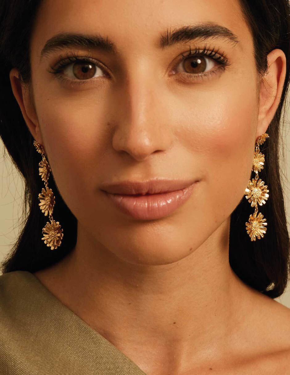 Aretes de flor Flora con acabado baño de oro 2