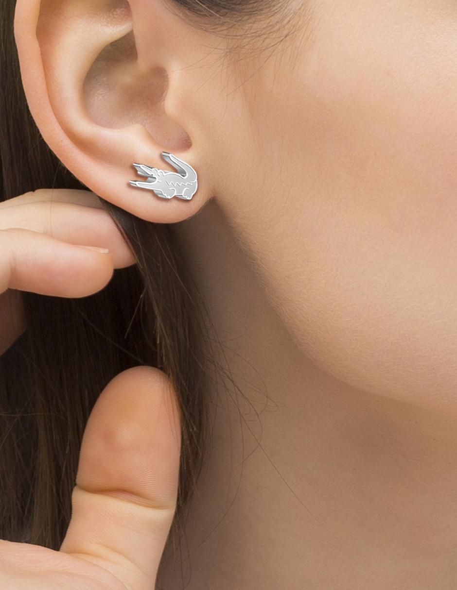 Aretes de logo con acabado brillante