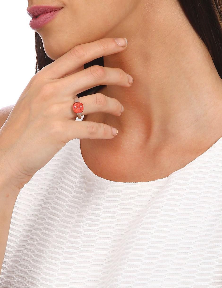 Anillo con gema cuadrada cristal baño de oro blanco 3