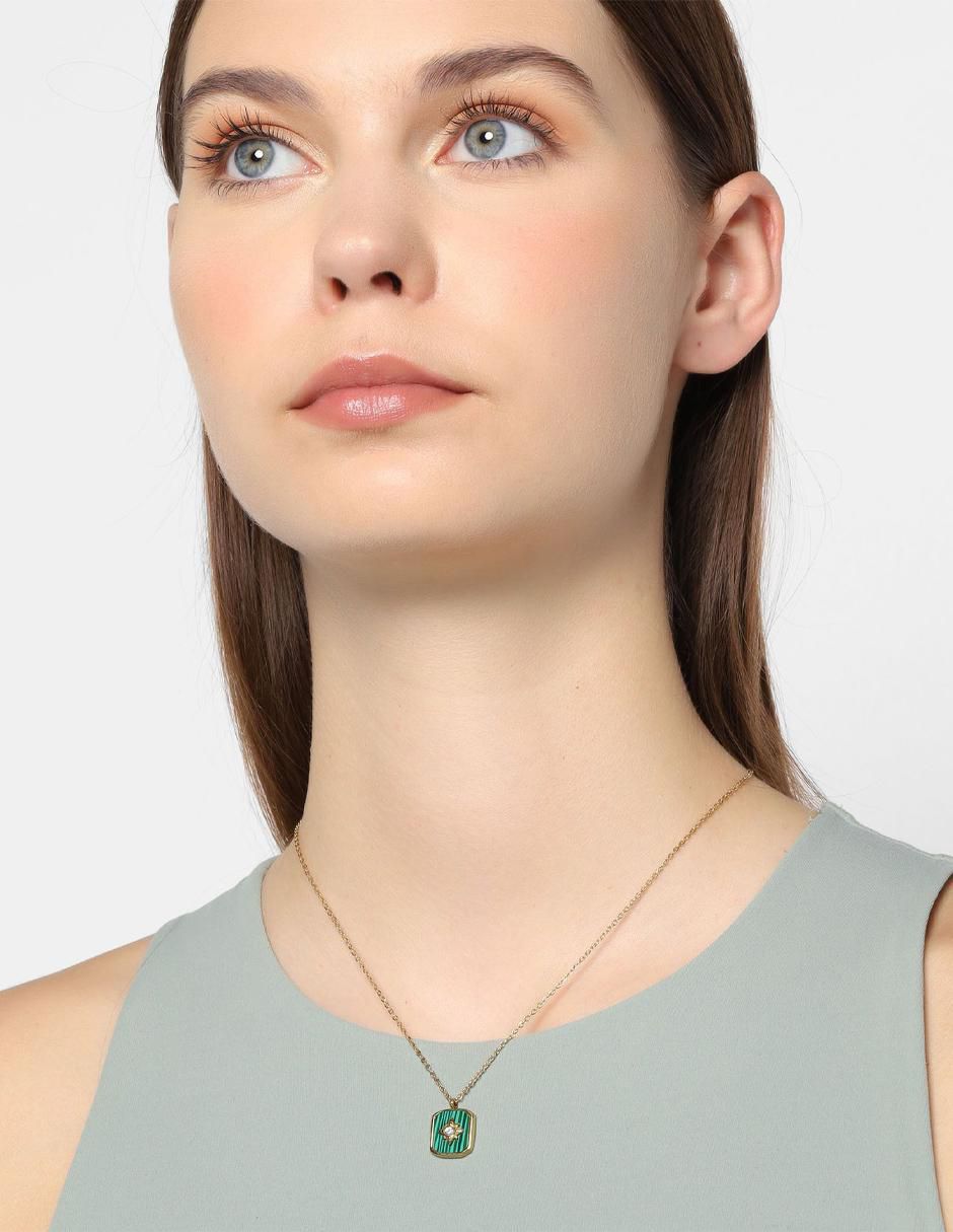 Collar con dije rectangular 2