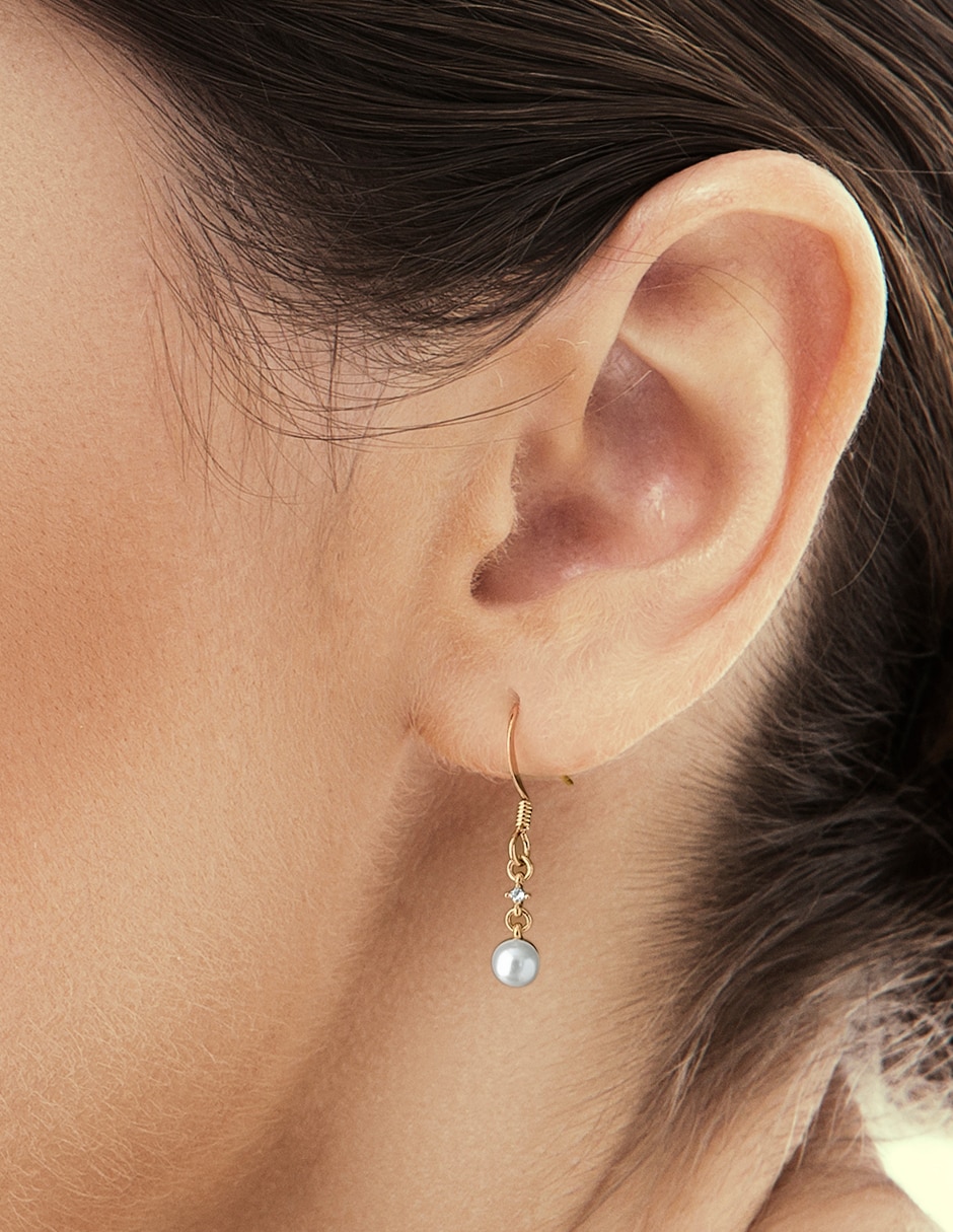 Aretes redondos estacional con acabado brillante perla Aretes redondos estacional con acabado brillante perla