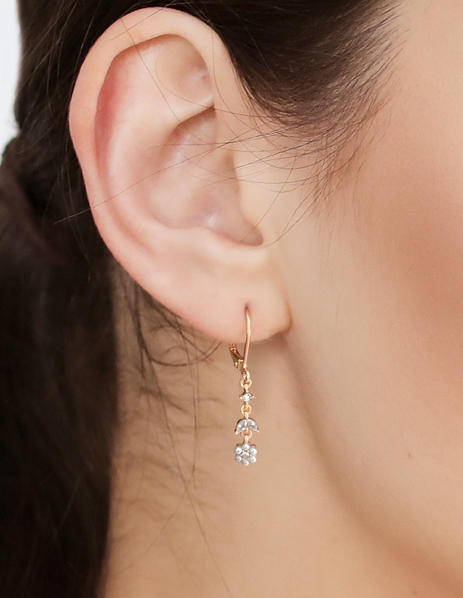 Aretes redondos con acabado brillante perla