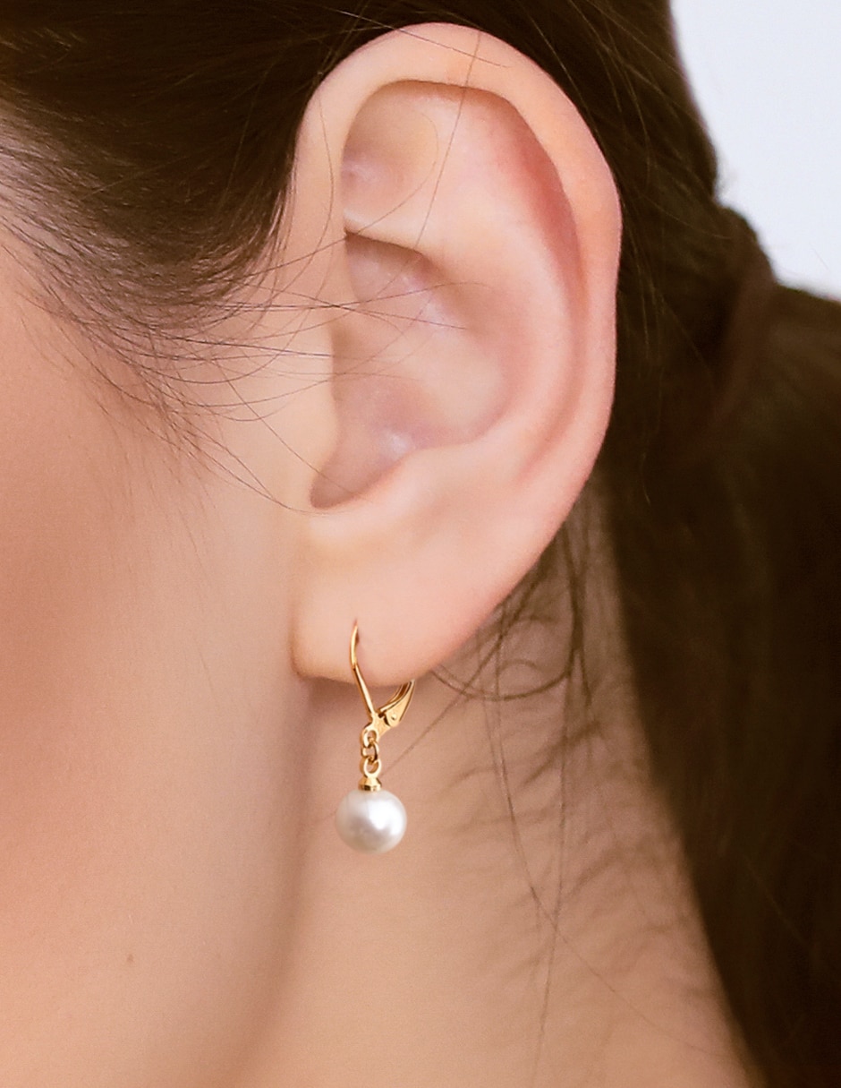 Aretes redondos Emanuel Ungaro Estacional con acabado brillante perla