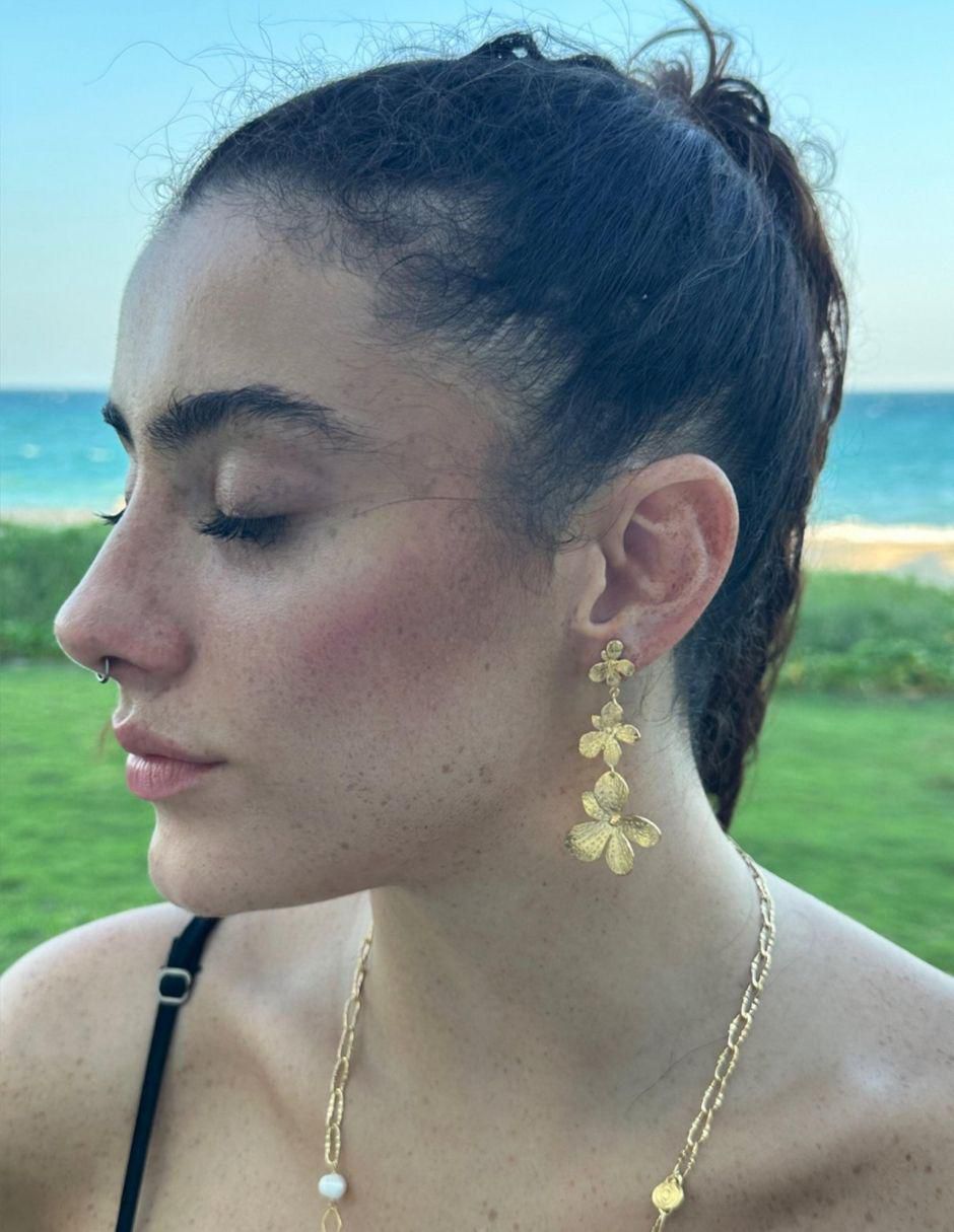 Aretes de flor con acabado brillante