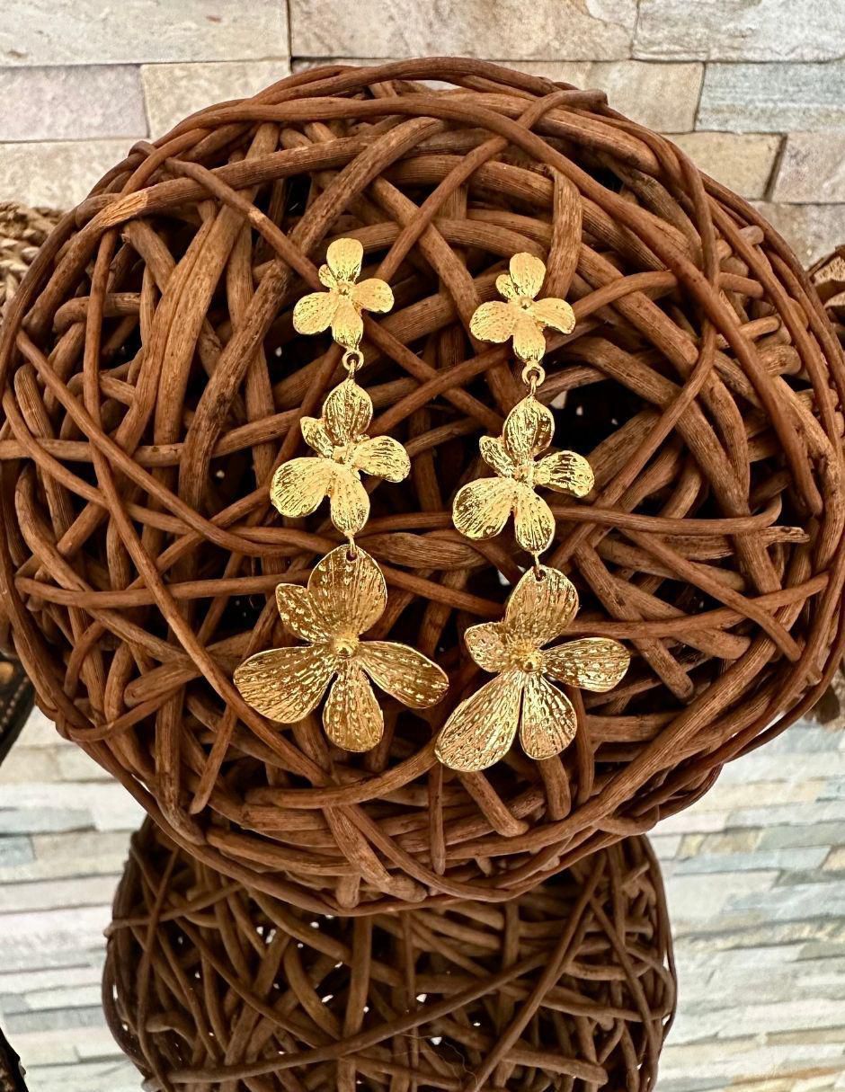 Aretes de flor con acabado brillante