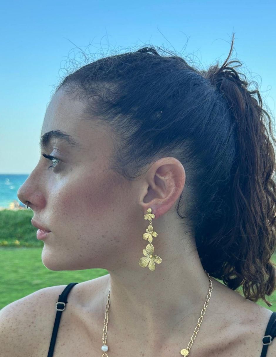 Aretes de flor con acabado brillante