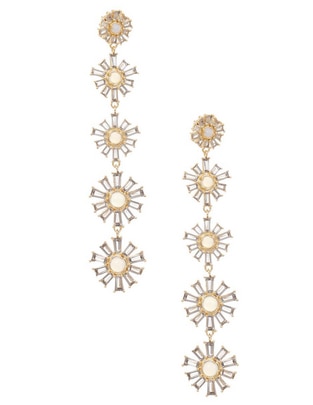 Aretes de flor con acabado baño de oro Aretes de flor con acabado baño de oro