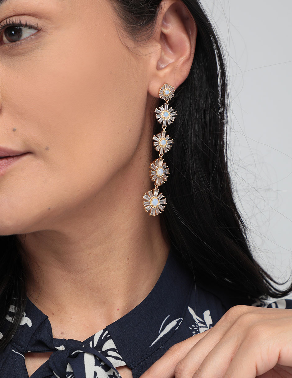 Aretes de flor con acabado baño de oro 4