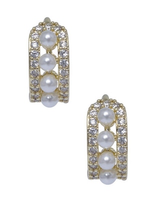 Aretes circulares con acabado brillante perla Aretes circulares con acabado brillante perla