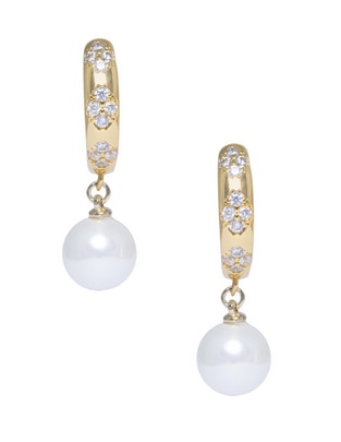 Aretes redondos con acabado brillante perla Aretes redondos con acabado brillante perla