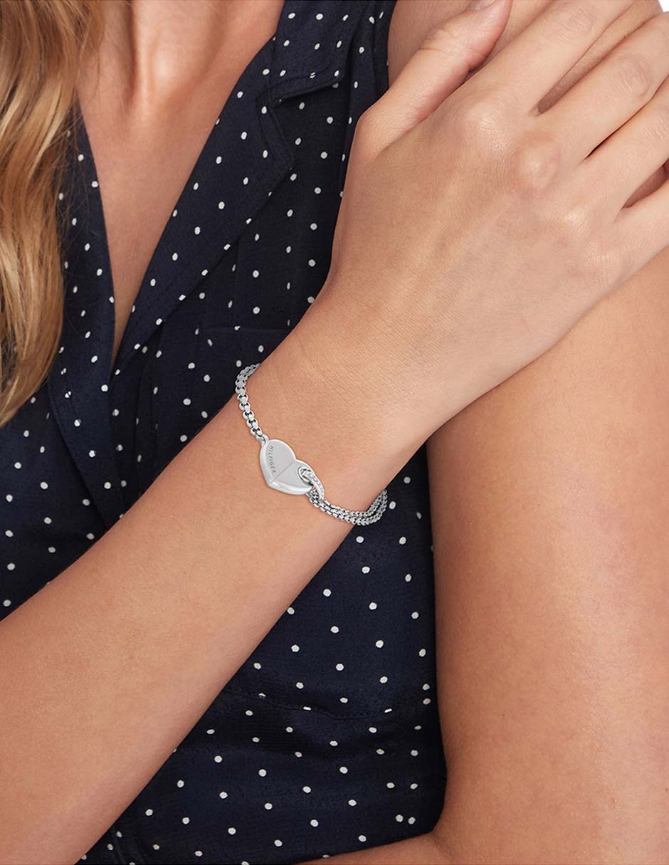 Brazalete Hilfiger con cristal Bold Hearts con acabado liso Brazalete Hilfiger con cristal Bold Hearts con acabado liso