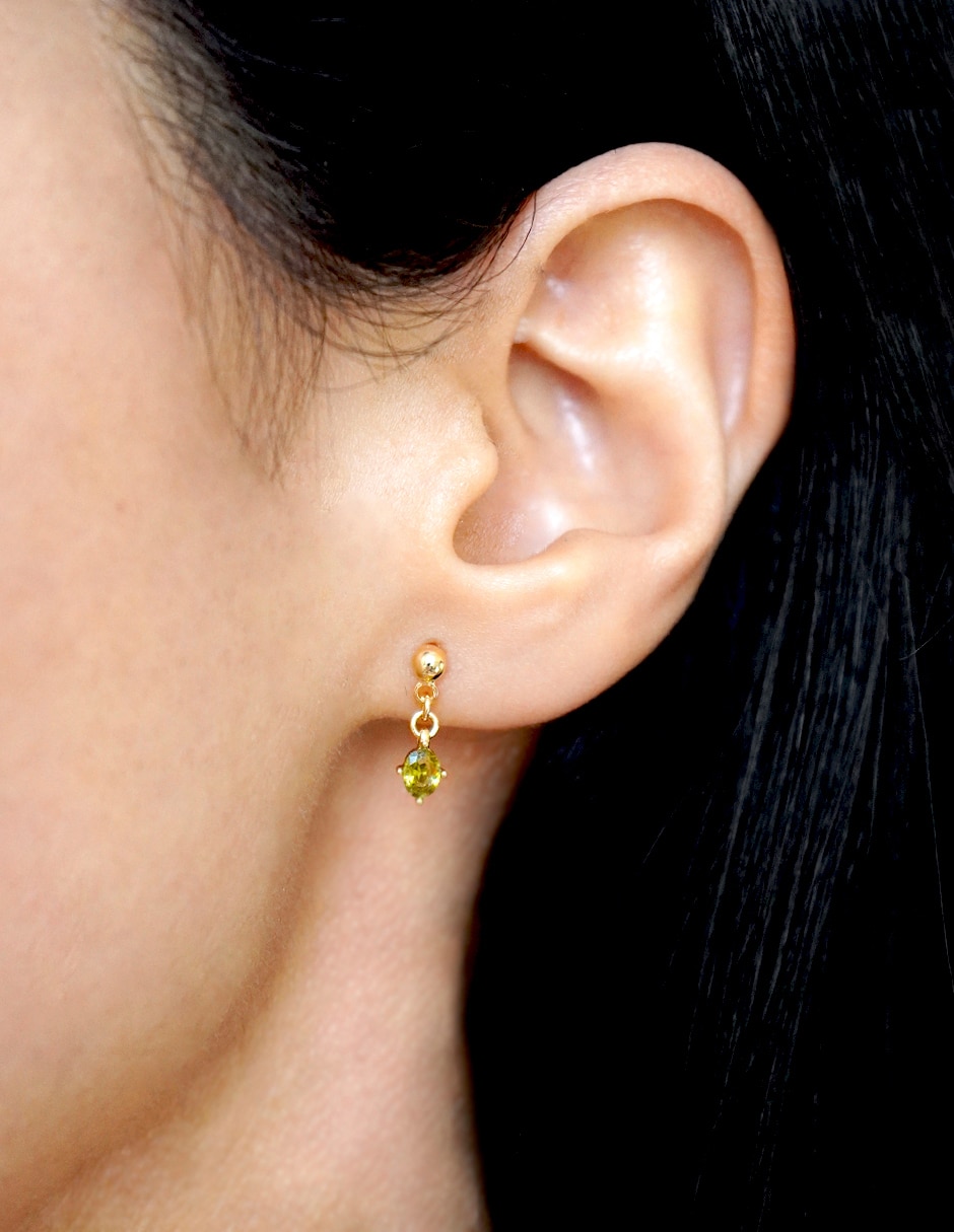 Aretes de óvalo con acabado brillante zirconia Aretes de óvalo con acabado brillante zirconia