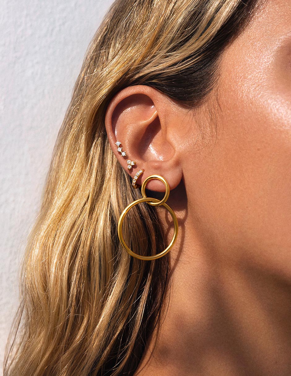 Aretes redondos con acabado baño de oro 18 K 4