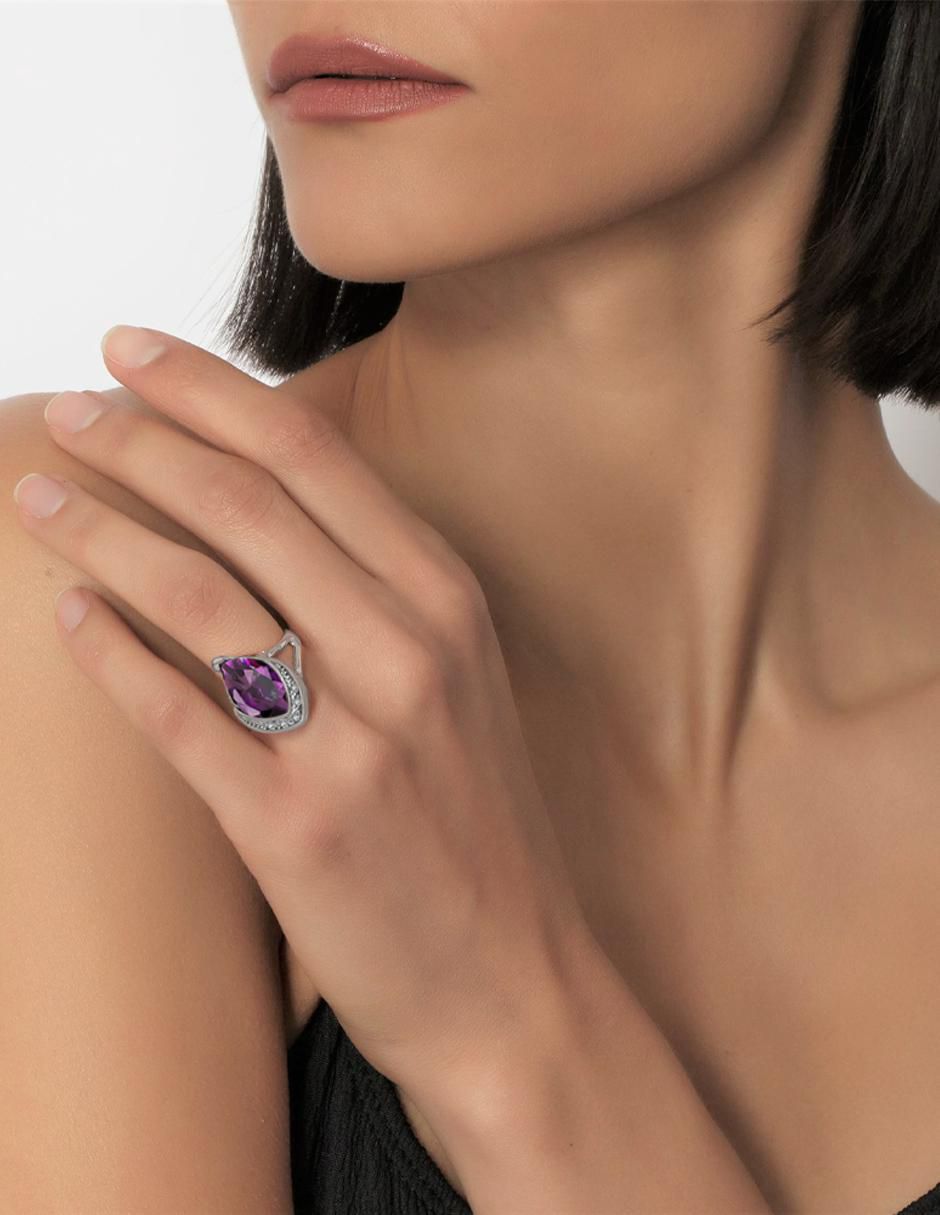 Anillo con gema ovalado Elegance cristal baño de oro blanco