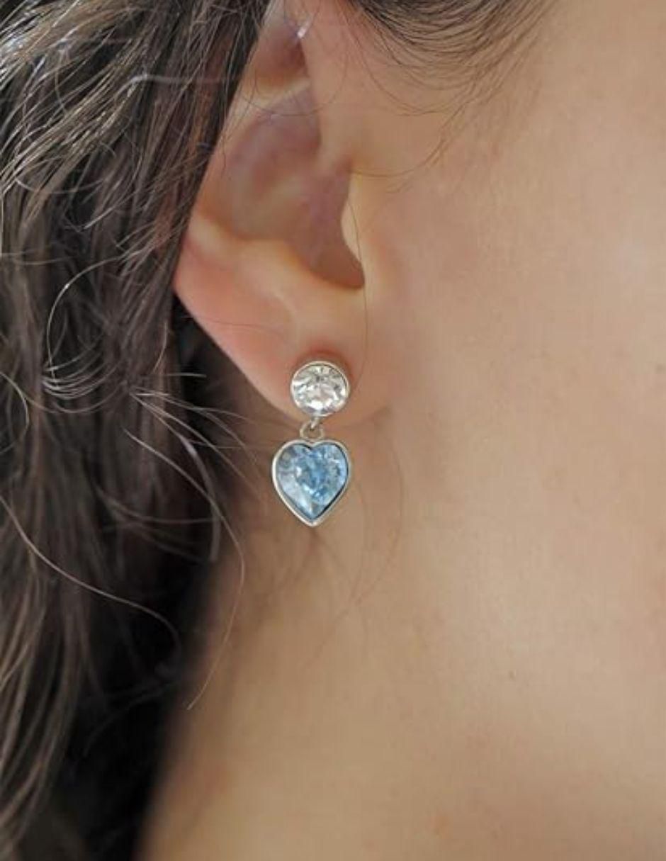 Aretes de corazón con acabado baño de rodio cristal 2