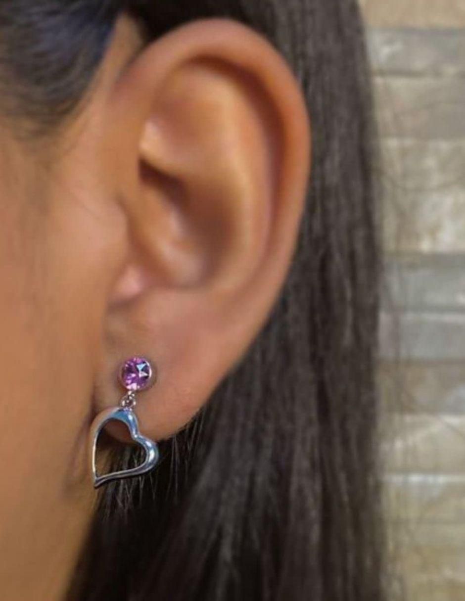 Aretes de corazón con acabado baño de rodio cristal 2