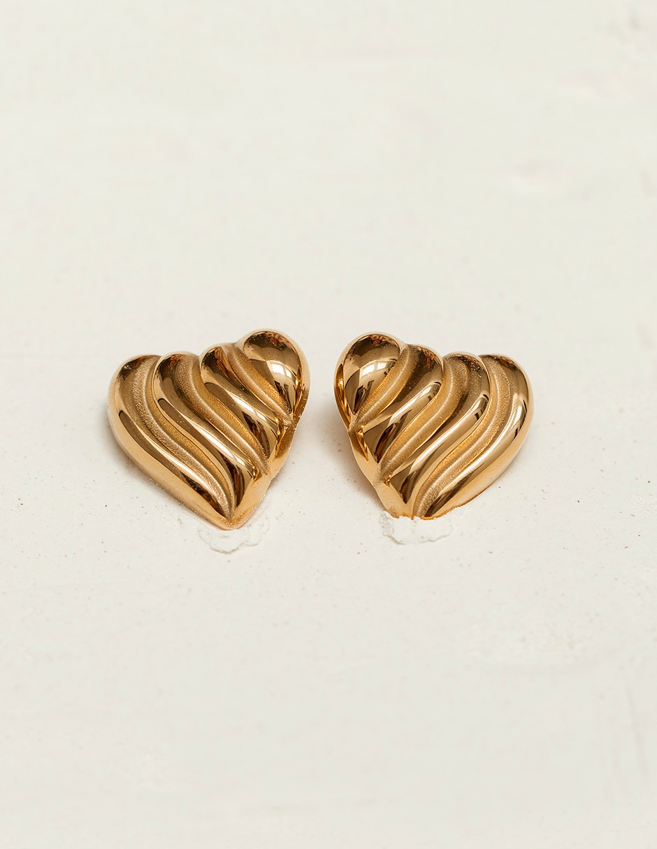 Aretes de corazón con acabado chapa de oro 3