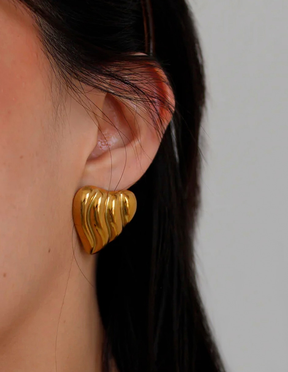 Aretes de corazón con acabado chapa de oro 4
