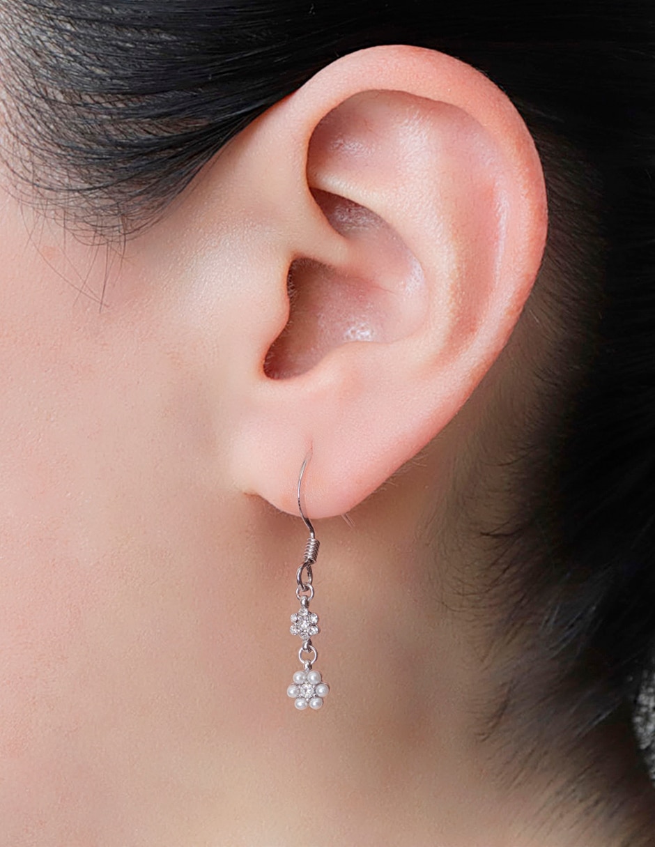 Aretes de flor con acabado brillante perla 4