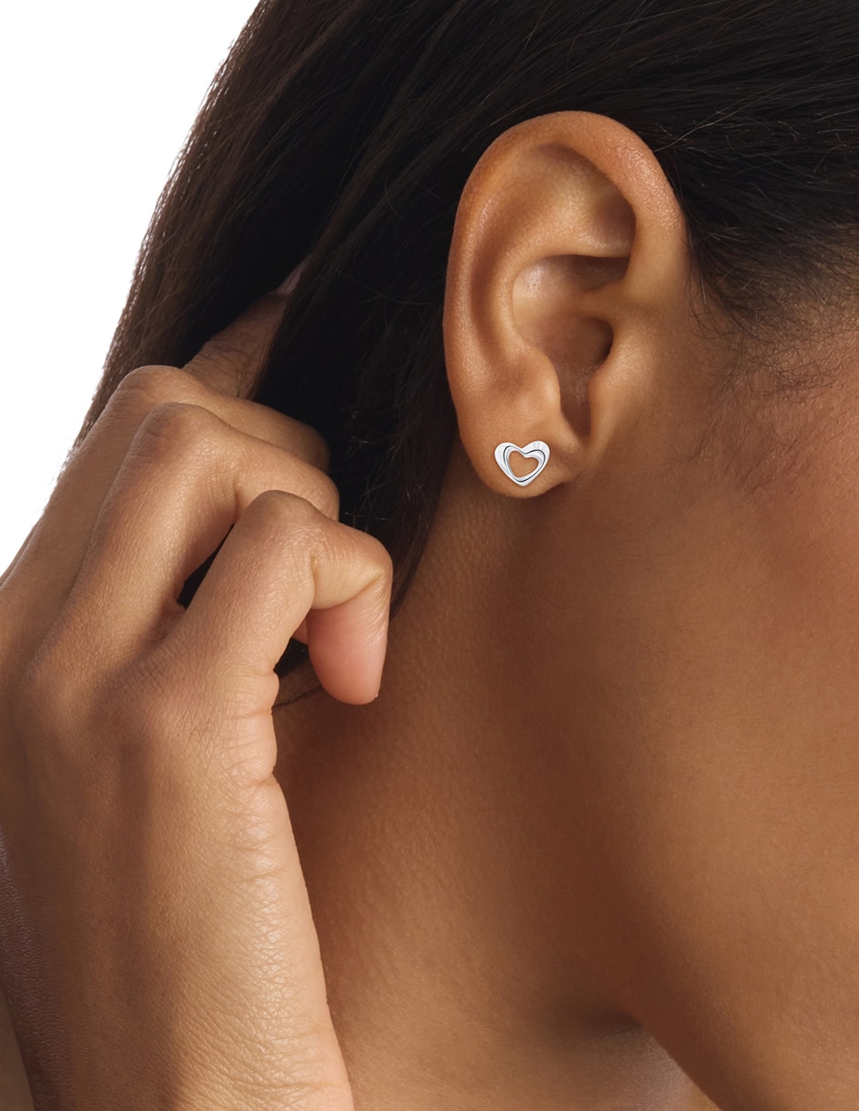 Aretes de corazón con acabado brillante 3