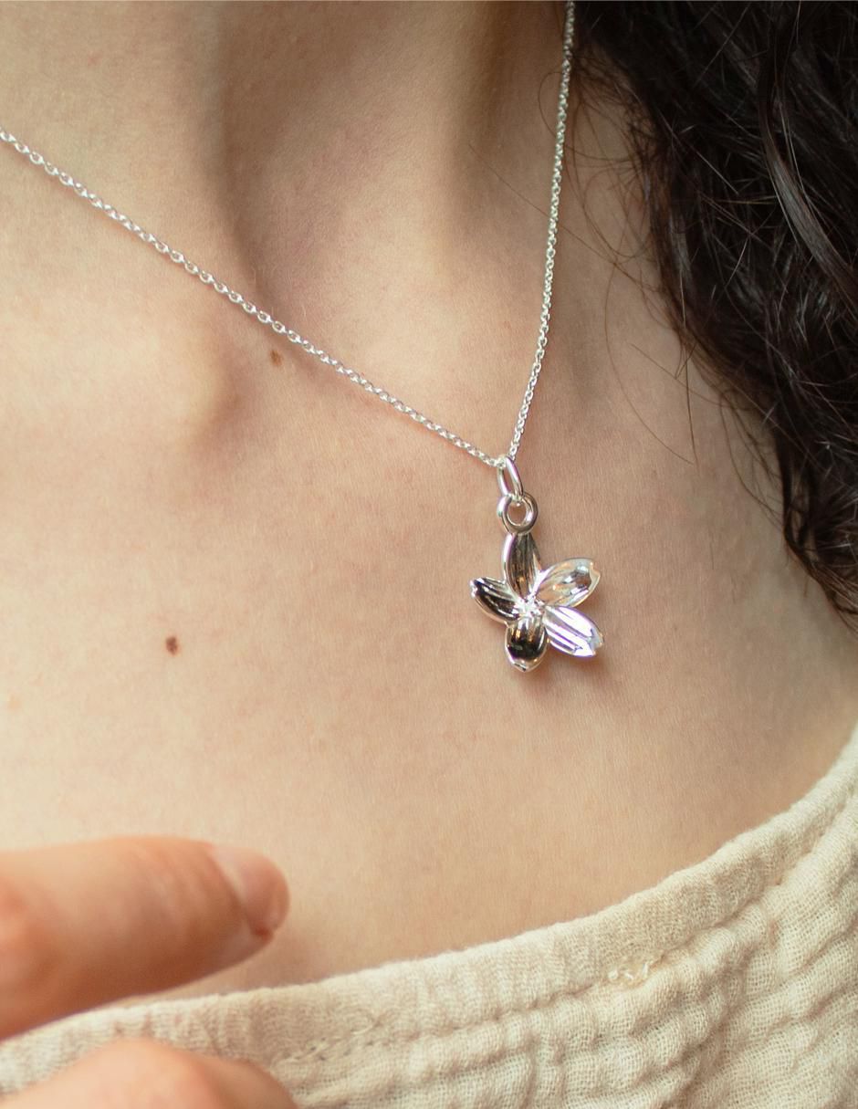 Collar con dije de flor de plata P 925