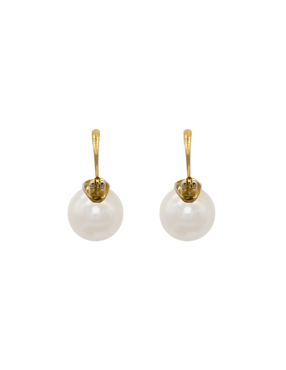 Aretes redondos con acabado liso perla de cristal 3