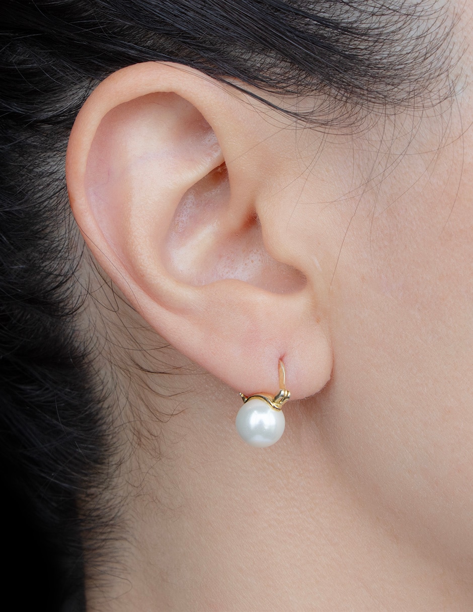 Aretes redondos con acabado liso perla de cristal Aretes redondos con acabado liso perla de cristal