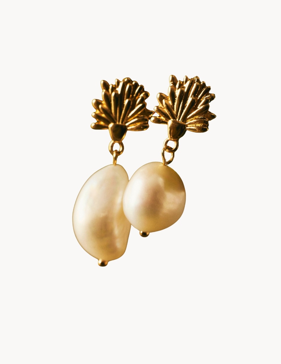Aretes con acabado baño de oro 18 K perla Aretes con acabado baño de oro 18 K perla