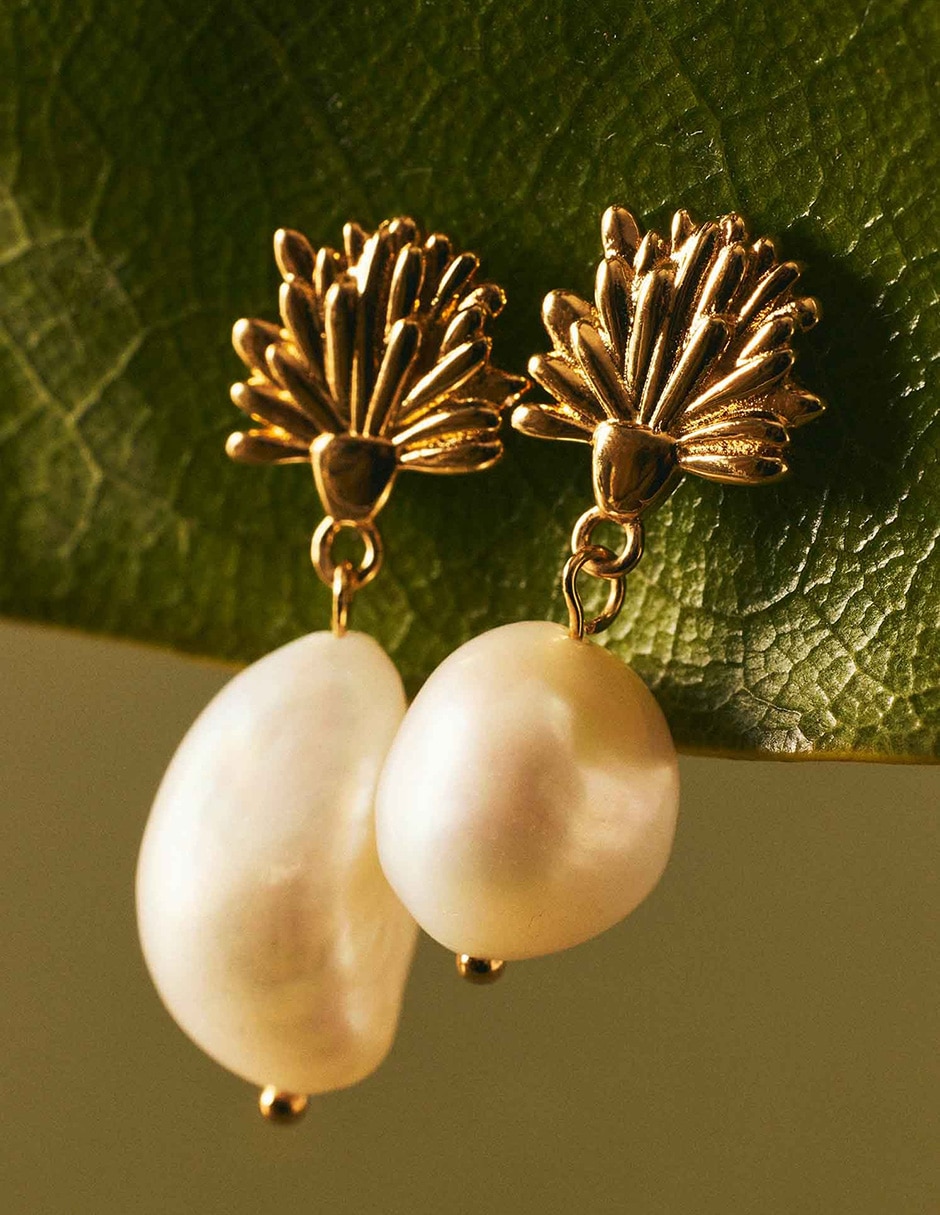 Aretes con acabado baño de oro 18 K perla 2