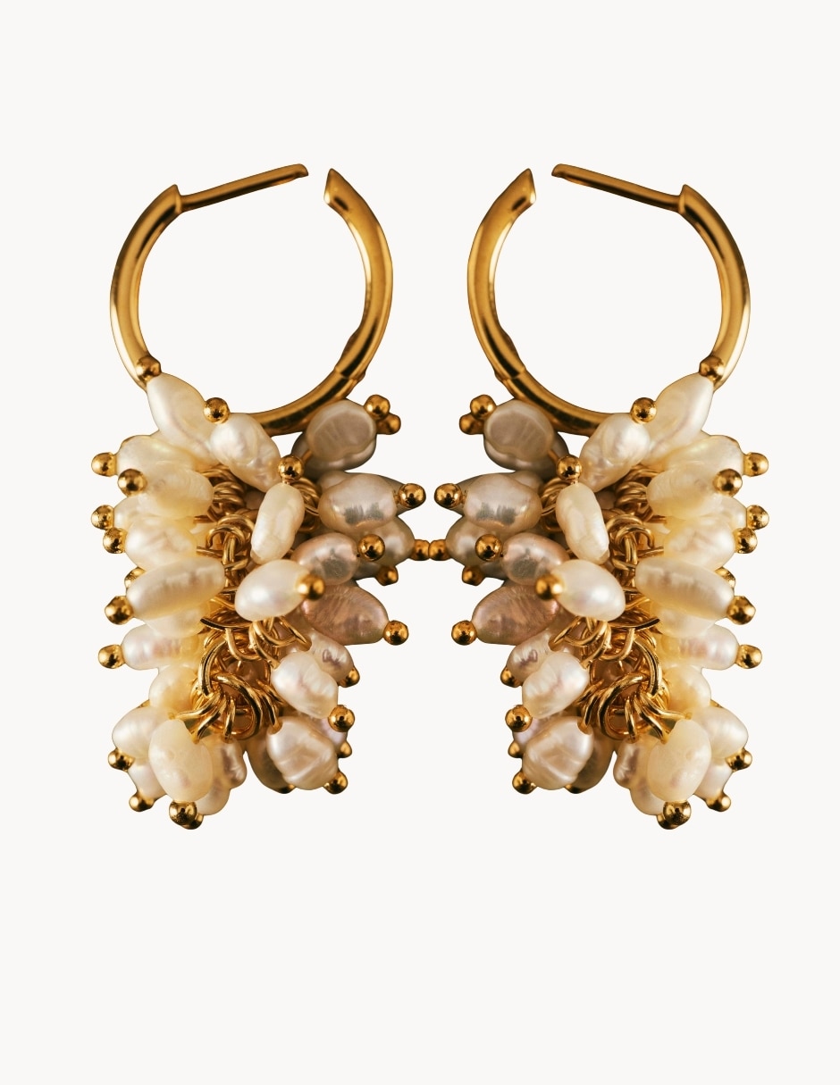 Aretes con acabado baño de oro perla 1
