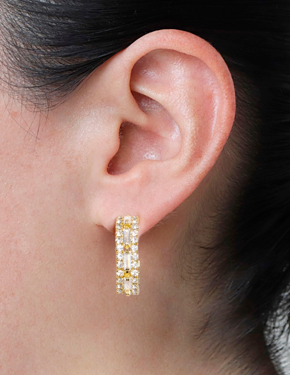 Arracadas de media luna con acabado brillante zirconia Arracadas de media luna con acabado brillante zirconia