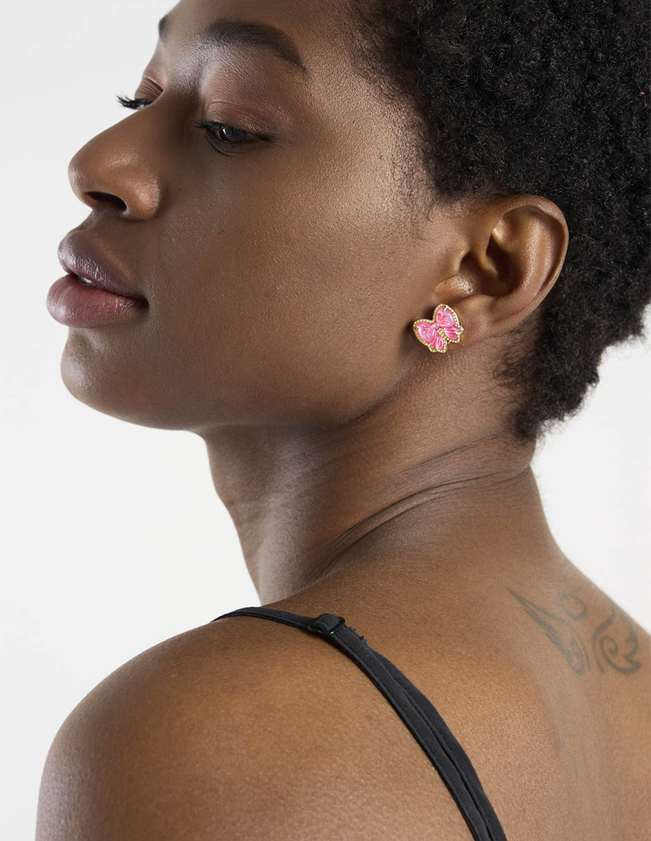 Aretes cortos de moño con acabado brillante zirconia