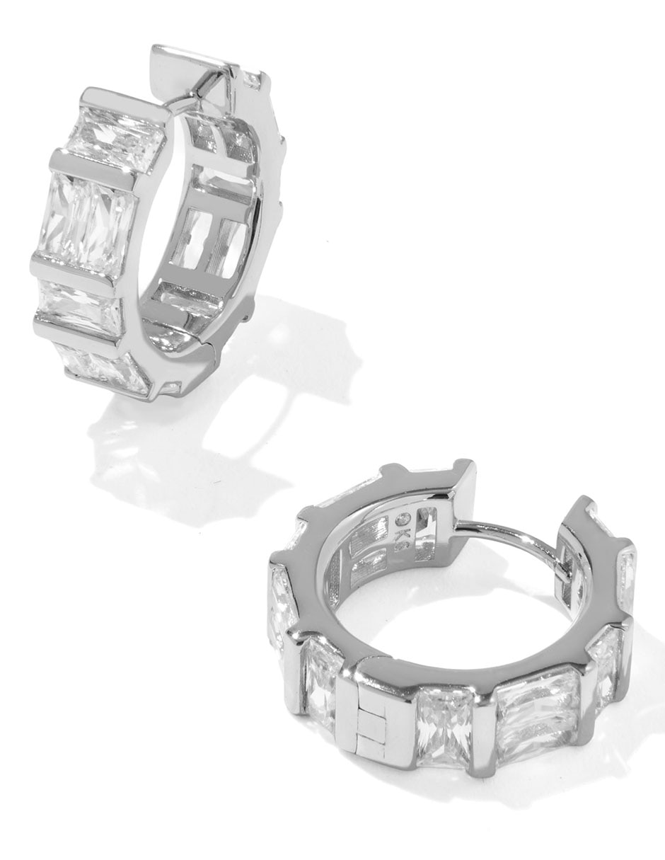 Aretes cortos 14 k con acabado baño rodio zirconia Aretes cortos 14 k con acabado baño rodio zirconia