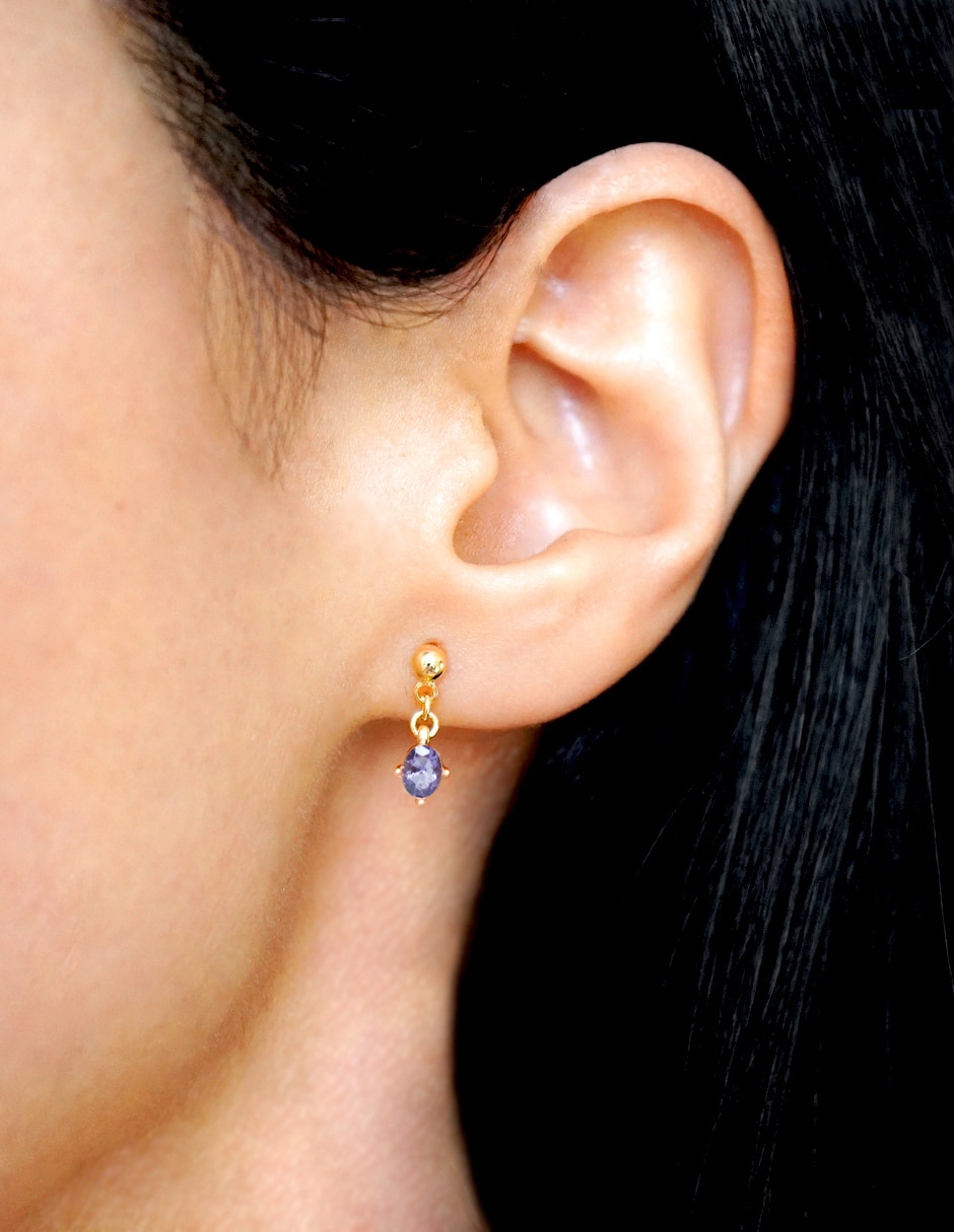 Aretes cortos ovalados con acabado pulido zirconia Aretes cortos ovalados con acabado pulido zirconia