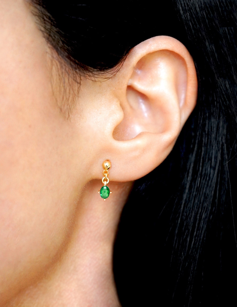 Aretes cortos ovalados con acabado pulido zirconia Aretes cortos ovalados con acabado pulido zirconia