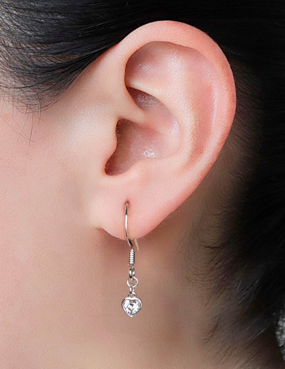 Aretes de corazón mossimo con acabado baño rodio zirconia