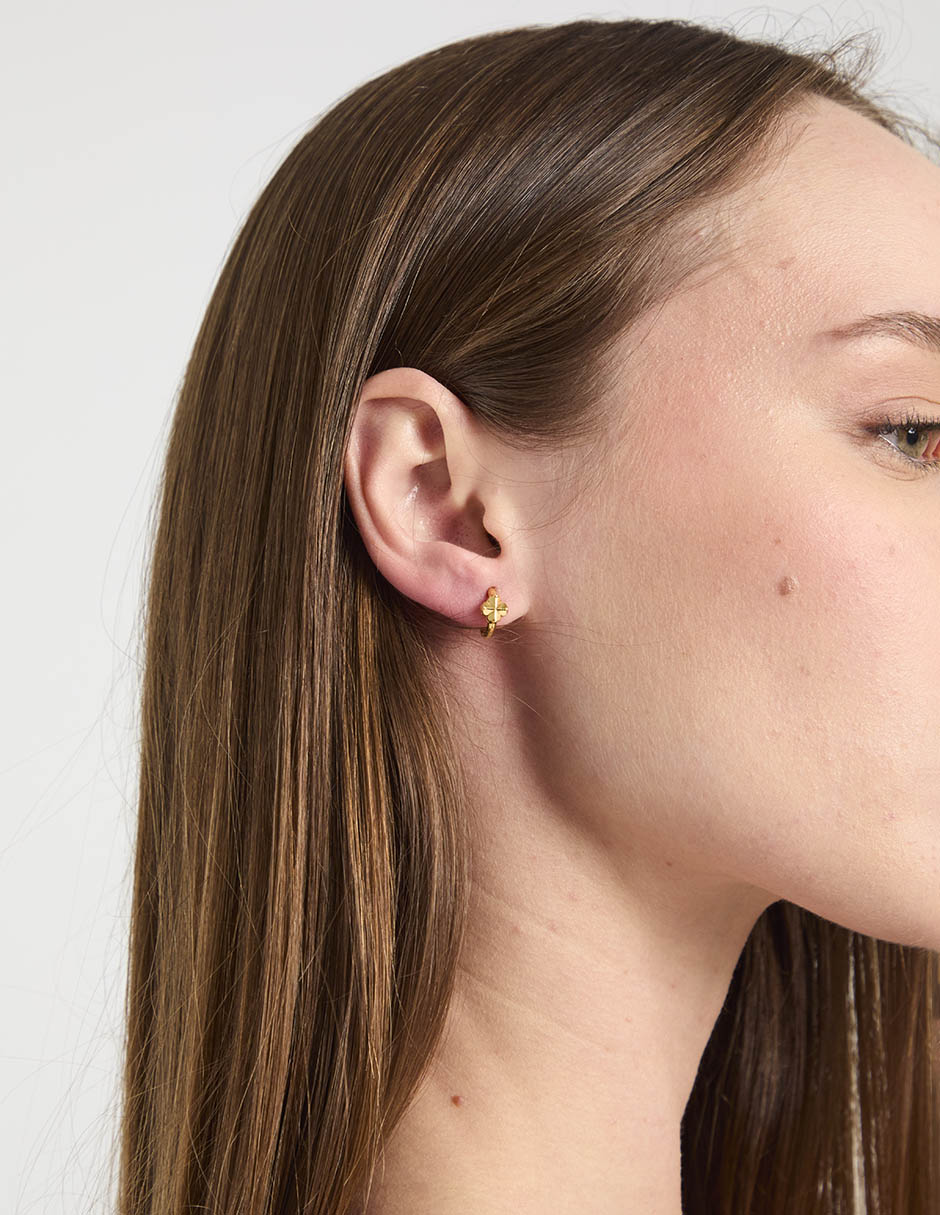 Aretes de flor con acabado brillante 5